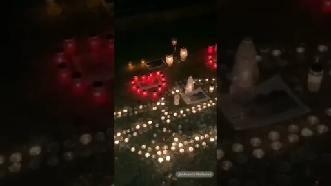 Moradores levam flores e iluminam local que foi removido monumento da expulsão dos nazistas
