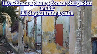 invadiram a casa no litoral e depois tiveram que sair e a casa ficou depenada e abandonada