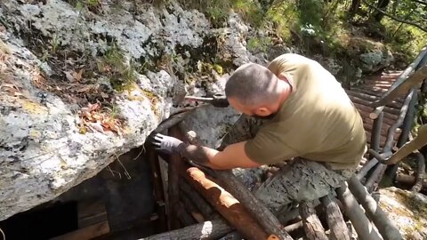 How to build a survival shelter on a cliff and spend the night in the wilderness. Survival Skills19