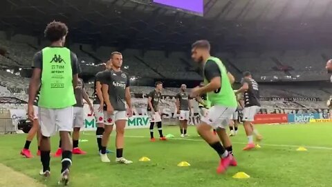 Jogadores do Vasco se aquecendo pra enfrentar o Galo