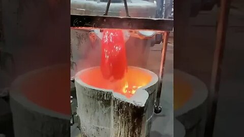 omething a little bit mesmerising about watching this liquid aluminium being poured 👌🏼🔥