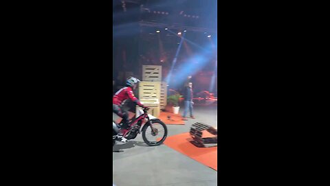 Hugo Dufrese dans la zone Buesa #moto #motorsport #trial #bike #motorcycle #xtrial #trialindoor