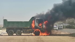 South Africa - chaos with the N7 being closed (Video) (txu)