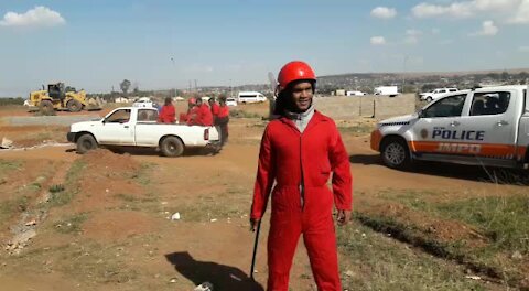 SOUTH AFRICA - Johannesburg - Land grabs in Lenesia (videos) (2kv)