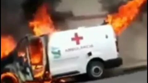 Homem em surto coloca fogo em ambulância