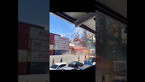 Massive container crane crashed after getting hit by ship at Kaohsiung port in Taiwan🇹🇼