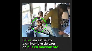 Un operario de transporte salva a un pasajero en un bus en la India