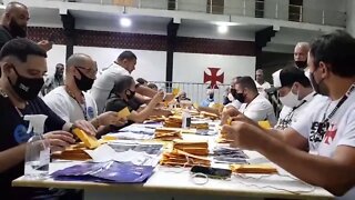 Votos sendo identificados pelas cores das chapas durante a apuração - Eleição Vasco 2020