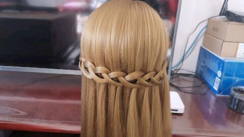 This is a very simple and elegant shawl hairstyle, you can make it yourself.