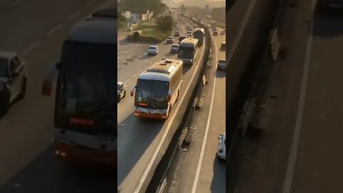 Organizada do Vasco recebendo a Mancha Verde no RJ antes do jogo Fluminense x Palmeiras