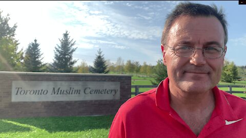 Hundreds gather at the Toronto Muslim Cemetery in Richmond Hill, Ont. with no bylaw in sight