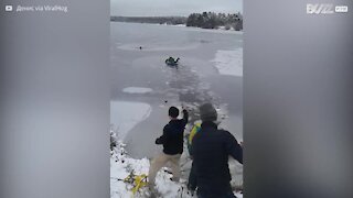 Uomo soccorre cane caduto in lago gelato