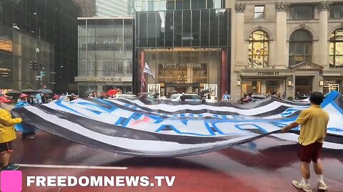 📌 Trump Supporters outside Trump Tower unfurl a massive Thin Blue Line Flag