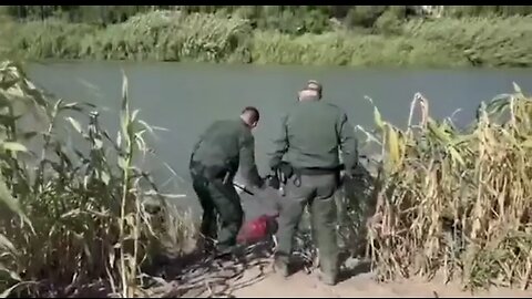 Border Patrol taking down barb wire they erected to allow illegals into our country…Traitors!