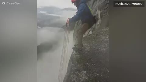 Homem dá salto mortal de penhasco para pular de paraquedas