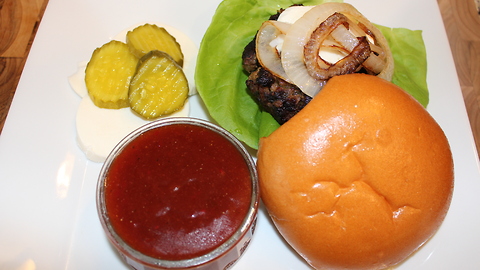 Burgers with caramelized onions and sweet sauce