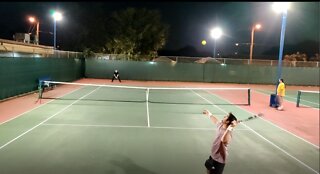 Singles tennis match Lefty beginner vs crafty Righty