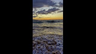 Beautiful beach sunset on Maui, Hawaii 🌺