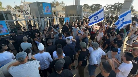 Israelis protest after 9 soldiers held over suspected abuse of detainee