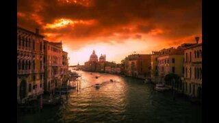 Turistas passeiam pelas inundações em Veneza