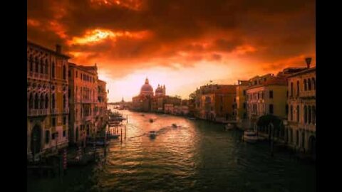Turistas passeiam pelas inundações em Veneza
