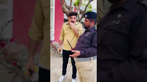 Akhir ya admi kon hai police walay ko Biwi kay sath #summerofshorts #police #funny#ytstudio.