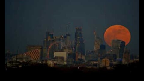 ロンドンの街並みから浮かび上がるスーパーブルーブラッドムーンのタイムラプス映像