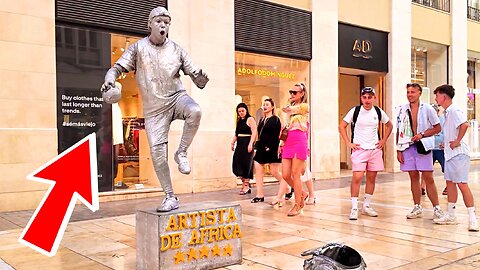 Street performer's "frozen in time" - Football Freestyler Living Human Statue