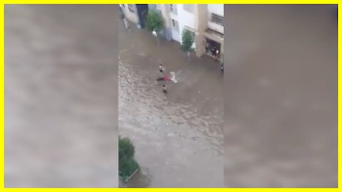 Floods flooding the city of Casablanca and residents are turning the tragedy into something funny