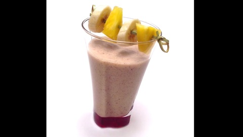 How to make a banana pineapple almond and chia smoothie