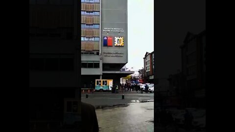 Temuco, centro de la ciudad, bandera chilena izada en una repartición pública, junto a la mapuche..