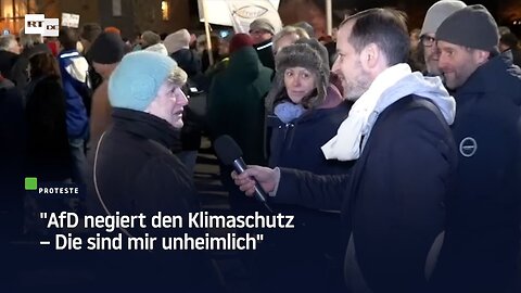 "Machen wir böse Dinge?" – AfD-Abgeordneter mischt sich unter Anti-AfD-Demonstranten