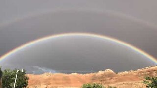 Raro duplo arco-íris impressiona campistas no Arizona