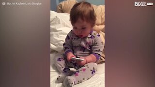 Bebè imita la madre durante una telefonata d'affari