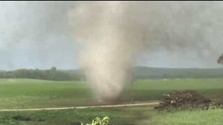 Tornado assustador é registrado a poucos metros de distância
