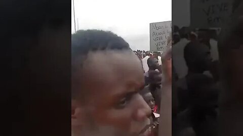 تجمّع الآلاف من الشباب اليوم أمام القاعدة الفرنسية في العاصمة تطالبها بمغادرة الأراضي النيجرية