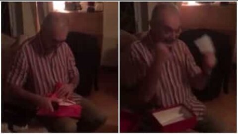 Far bliver jublende lykkelig da han modtager en billet til en Taylor Swift koncert