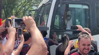 Motorista de um ônibus festejando com torcedores do Flamengo antes do embarque do time pra São Paulo
