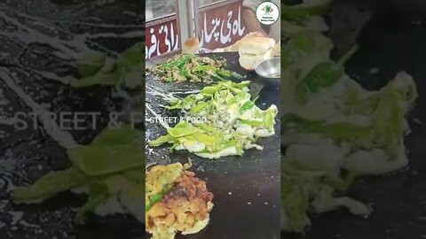 CHILLI FRIED BURGER - Pakistan Streat food #shorts #streetfood