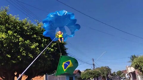 Pipa Paraquedinha com boneco e bandeira do Brasil