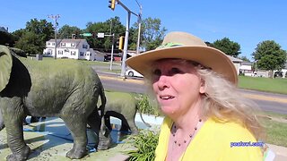 Spritzing elephants, Marshalltown, Iowa. Travel USA, Mr. Peacock & friends, hidden treasures