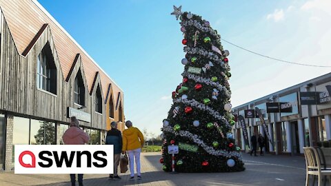 "Britain's wonkiest Christmas tree" appears in town centre