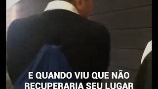 MULHER INSULTA JOVENZINHO POR OCUPAR SEU LUGAR NA FILA