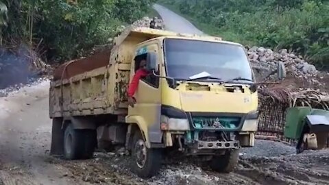 Truck Canter Gagal Menanjak
