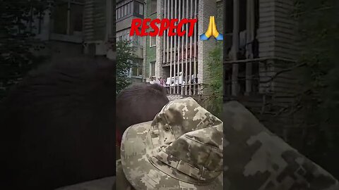Respect soldații ucrain ajuta bătrâni in inundației ❤️
