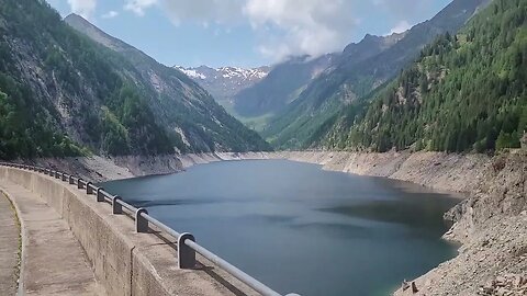 Der Stausee Lago del Sambuco im Tessin, Schweiz / Swiss Alpine lake Sambuco in Ticino, Switzerland