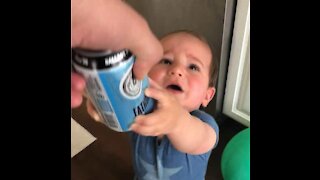 Un petit refuse de rendre la canette de bière à son père