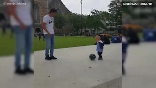 Jogador de futebol freestyle diverte-se com bebê