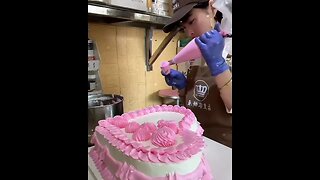 How to Decorate a Heart Shaped Cake