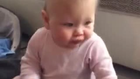 Baby gives priceless reaction after tasting a lemon